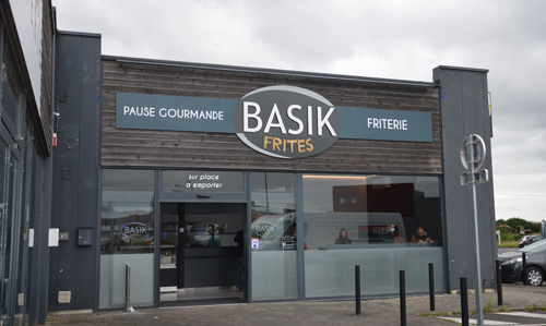 La friterie Basik Frites à Nieppes - Vue sur la façade et l'enseigne extérieure
